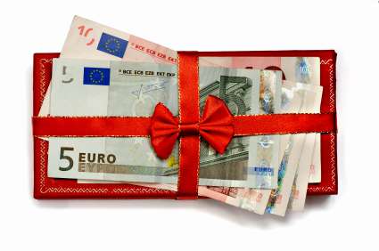 Χριστουγεννιάτικες ΚάρτεςΟι χριστουγεννιάτικες κάρτες μας για το έτος 2023 είναι σχεδιασμένες με εορταστική διάθεση και χρώματα που αποπνέουν ζεστασιά και χαρά. Το σχέδιο περιλαμβάνει πολύχρωμα γραφικά που απεικονίζουν παραδοσιακά χριστουγεννιάτικα στοιχεία, όπως δέντρα, χιονάνθρωπους και αστέρια, τα οποία σίγουρα θα προσελκύσουν την προσοχή των παραληπτών.Η διάταξή τους είναι κομψή και ευανάγνωστη, με αρκετό χώρο για προσωπικά μηνύματα και ευχές. Οι πελάτες έχουν τη δυνατότητα να προσαρμόσουν τις κάρτες με το λογότυπό τους ή με ειδικές ευχές, κάνοντάς τες ιδανικές για επαγγελματικές ή προσωπικές ευχές.Ο συνδυασμός των χρωμάτων και των γραφικών διευκολύνει το μήνυμα να περάσει με αποτελεσματικότητα, καθιστώντας τις εκτυπώσεις μας απαραίτητες για κάθε εορταστική περίσταση. Μοιραστείτε τη χαρά των Χριστουγέννων με αυτές τις υπέροχες κάρτες!